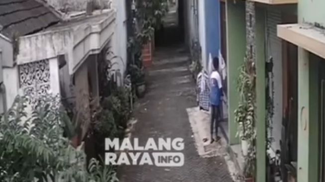 Viral Pria di Malang Terekam CCTV Curi Celana Dalam di Jemuran Baju