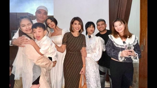 5 Momen Syukuran Rumah Baru Fuji, Dihadiri Banyak Artis dan Selebgram