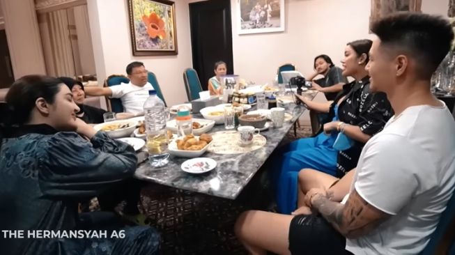 Momen Millen Cyrus Buka Puasa di Rumah Ashanty (YouTube/The Hermansyah A6)