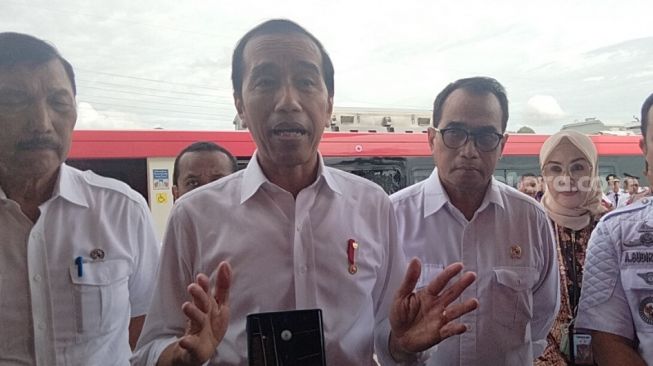 Presiden Jokowi Akan Segera Lakukan Reshuffle Usai Resmikan Kereta Api Makassar - Parepare