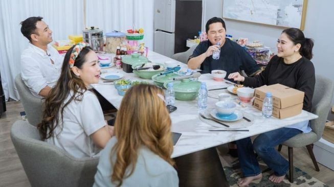 Potret Raffi Ahmad sahur bareng Erick Thohir (Instagram/@raffinagita1717)