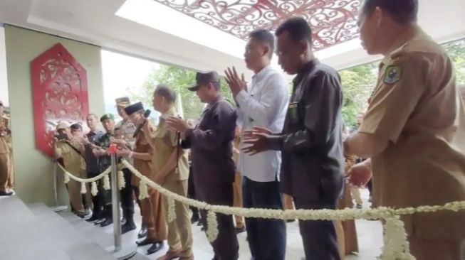 Bupati Kapuas Ben Brahim S Bahat saat meresmikan rumah jabatannya pada Senin (27/3/2023). (Foto: Antara)