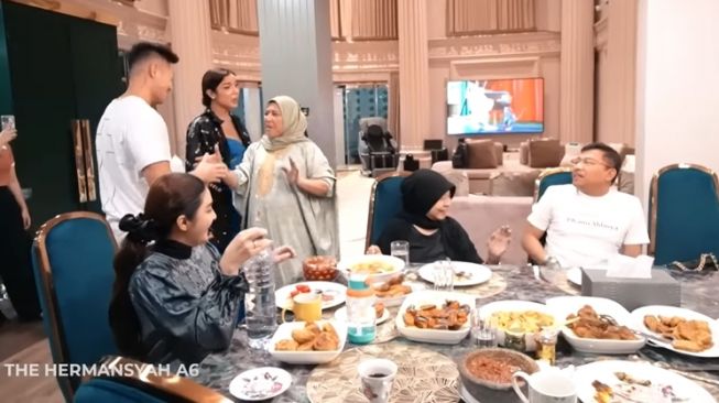 Momen Millen Cyrus Buka Puasa di Rumah Ashanty (YouTube/The Hermansyah A6)