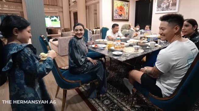 Momen Millen Cyrus Buka Puasa di Rumah Ashanty (YouTube/The Hermansyah A6)