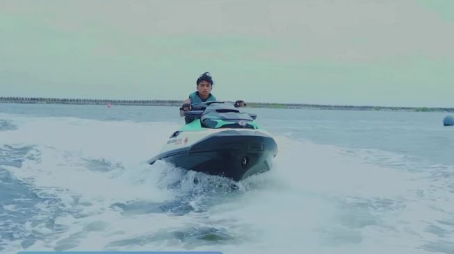 Pesona Betrand Peto Main Jet Ski (Instagram/@betrandpetoputraonsu) 