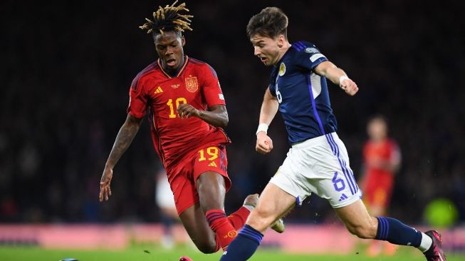 Gelandang timnas Spanyol Nico Williams (kiri) bersaing dengan bek Skotlandia Kieran Tierney selama matchday kedua Grup A Kualifikasi EURO 2024 antara Skotlandia vs Spanyol di stadion Hampden Park di Glasgow, pada 28 Maret 2023.ANDY BUCHANAN / AFP