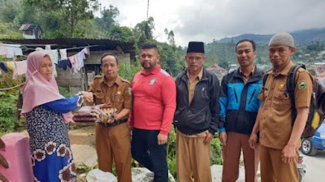 Dinsos Kab Solok Bantu Korban Kebakaran di Dua Nagari