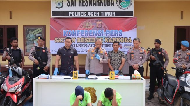 Jual Sabu dan Simpan Senpi Rakitan, 2 Sejoli di Aceh Timur Diringkus Polisi