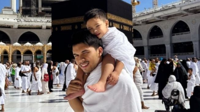 Potret Artis Umrah Saat Ramadan 2023 (Instagram/@thariqhalilintar)