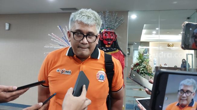 Ketua Umum The Jakmania Diky Soemarno berharap Pemprov DKI melalui PT Jakarta Propertindo (Jakpro) segera melakukan perbaikan pada infrastruktur Jakarta International Stadium (JIS). (Suara.com/Fakhri)