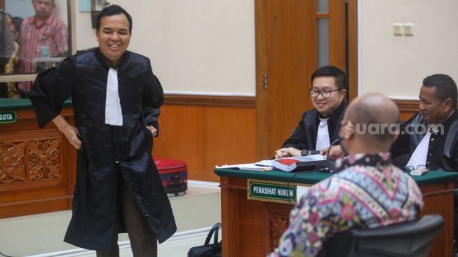 Terdakwa Teddy Minahasa menjalani sidang lanjutan terkait dugaan kasus memperjualbelikan barang bukti sabu sitaan seberat lima kilogram di Pengadilan Negeri Jakarta Barat, Kamis (30/3/2023). [Suara.com/Alfian Winanto]