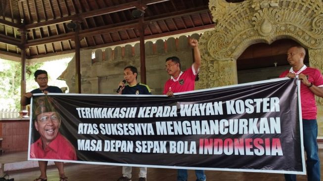 Aksi yang dilakukan Komunitas Peduli Timnas Indonesia di Wantilan Kantor DPRD Provinsi Bali, Kamis (30/3/2023) [Suara.com / Putu Yonata Udawananda] 