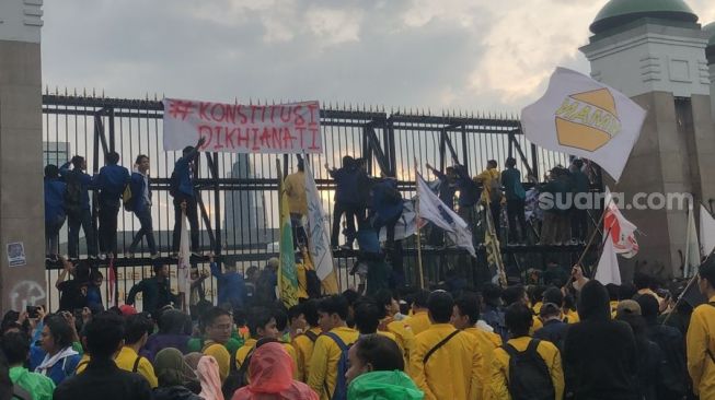 Demo Tolak UU Cipta Kerja di DPR, Massa BEM SI: Kami Minta Puan Maharani Bisa Datang!