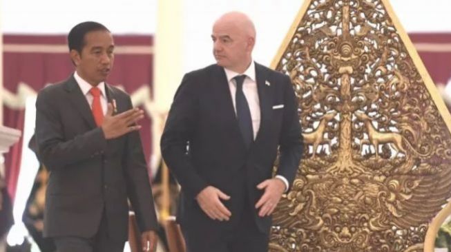 Presiden Joko Widodo (kiri) bersama Presiden Induk Asosiasi Sepak Bola Dunia (FIFA) Gianni Infantino bersiap memberikan keterangan kepada wartawan usai melakukan pertemuan di Istana Merdeka, Jakarta, Selasa (18/10/2022). [ANTARA FOTO/Hafidz Mubarak A/foc].