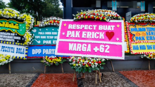 Sejumlah karangan bunga terpajsng di sekitarkantor PSSI di Senayan, Jakarta Pusat, Kamis (30/3/2023). [Suara.com/Alfian Winanto]