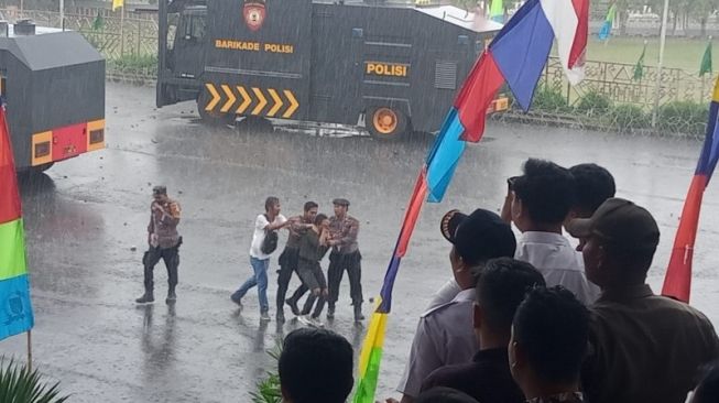 Demo Tolak UU Ciptaker di Gedung DPRD Lampung Ricuh, Polisi Tangkap Sejumlah Mahasiswa