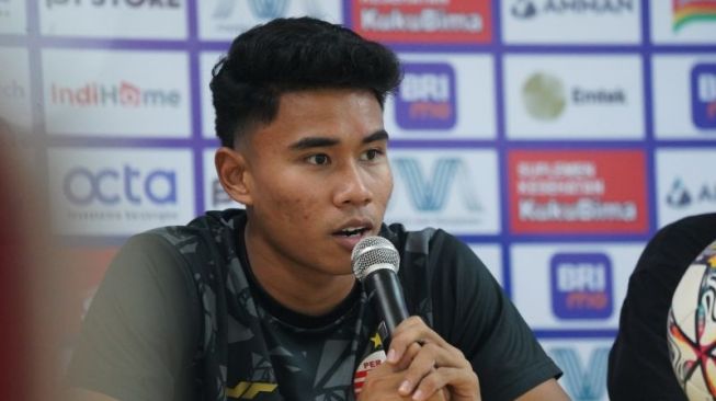 Bek Persija Jakarta Muhammad Ferrari menghadiri konferensi pers pra pertandingan Liga 1 melawan Persib Bandung, di Stadion Patriot Candrabhaga, Bekasi, Kamis (30/3/2023). (ANTARA/HO/PERSIJA)