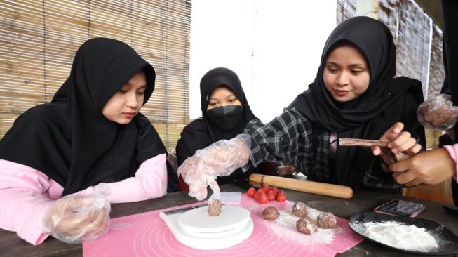 Tekuni Bisnis Kuliner, Perempuan Milenial di Yogyakarta Gelar Workshop Pembuatan Ichigo Daifuku Mochi