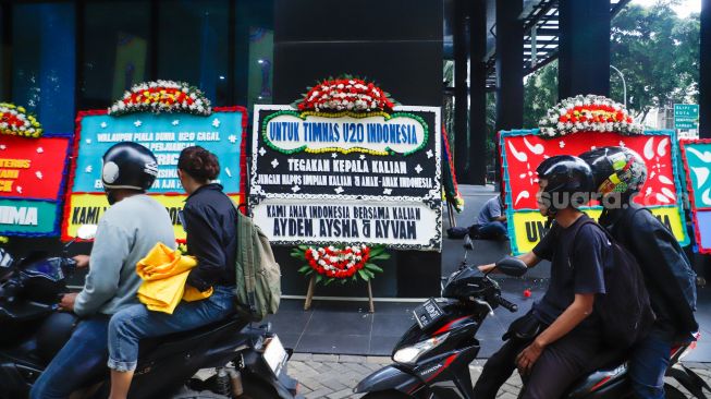 Sejumlah karangan bunga terpajsng di sekitarkantor PSSI di Senayan, Jakarta Pusat, Kamis (30/3/2023). [Suara.com/Alfian Winanto]