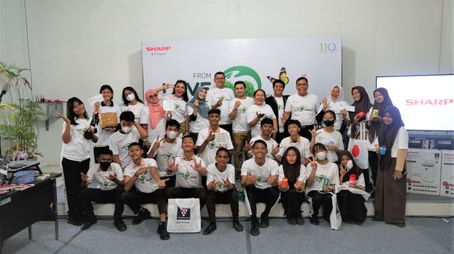 Sharp Indonesia Ajak Anak Muda Daur Ulang Sampah Plastik