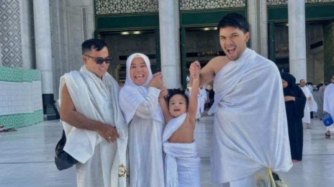 Potret Artis Umrah Saat Ramadan 2023 (Instagram/@dewizuhriati)