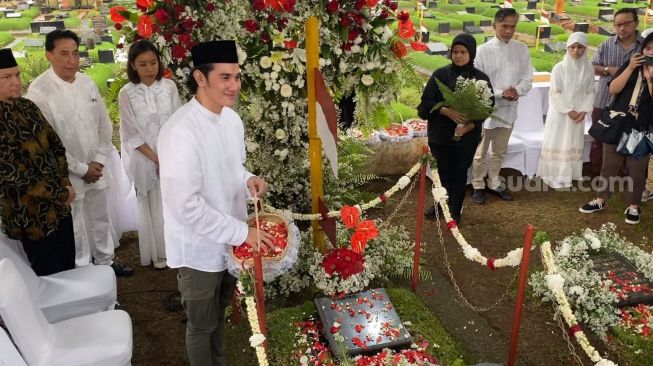 Vino G Bastian bersama para bintang dan pedukung film Buya Hamka berziarah ke makam Buya Hamka di TPU Tanah Kusir, Jakarta Selatan, Kamis (30/3/2023). [Adiyoga Priyambodo/Suara.com]