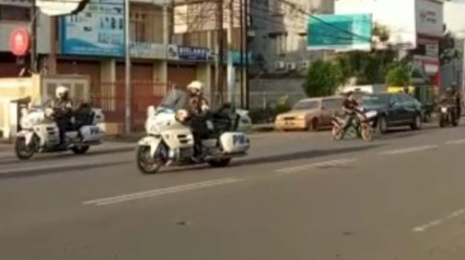 Aksinya Bikin Jantungan! Pemotor Ini Nekat Potong Jalur Mobil Jokowi di Makassar