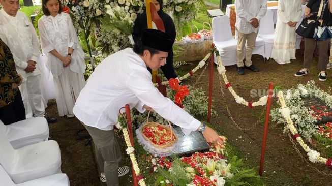 Vino G Bastian bersama para bintang film Buya Hamka berziarah ke makam Buya Hamka di TPU Tanah Kusir, Jakarta Selatan, Kamis (30/3/2023). [Adiyoga Priyambodo/Suara.com]