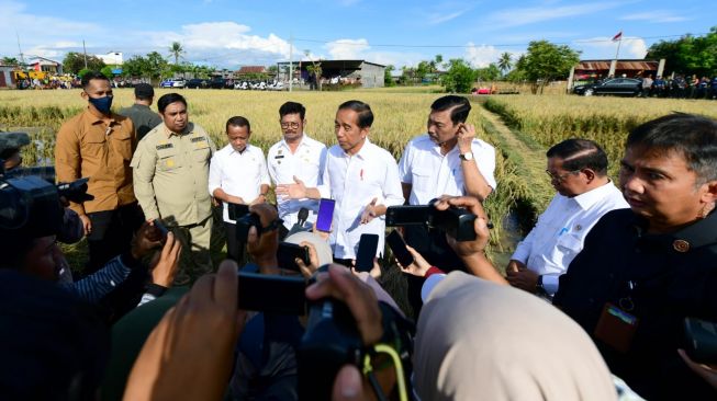 Presiden Joko Widodo atau Jokowi menyampaikan keterangan usai meninjau angsung panen raya padi di Kabupaten Maros, Sulawesi Selatan, Kamis (30/3/2023). (Muchlis Jr - Biro Pers Sekretariat Presiden)