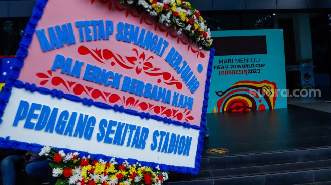 Sejumlah karangan bunga terpajsng di sekitarkantor PSSI di Senayan, Jakarta Pusat, Kamis (30/3/2023). [Suara.com/Alfian Winanto]