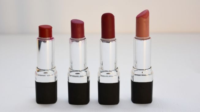 3 Tips Memilih Lipstik saat Membelinya secara Online