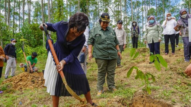 Menteri Lingkungan Hidup, Pembangunan Berkelanjutan, Republik Kongo, Arlette Soudan-Nonault dalam kegiatan di IKN. (Dok: KLHK)