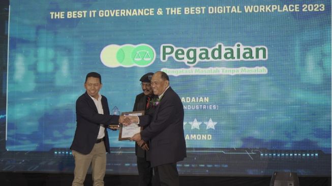 Pegadaian meraih penghargaan The Best IT Governance and The Best Digital Workplace dalam ajang Digitech Award di Jakarta, Rabu (29/3/2023). (Dok: Pegadaian)