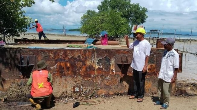 Ponton Pelabuhan Benan di Lingga yang Keropos Mulai Diperbaiki