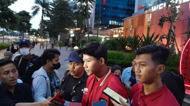 Kiper tim nasional Indonesia Aditya Arya Nugraha (kanan) bersama striker timnas Arhan Kaka (kiri) saat diwawancarai pewarta di Jakarta, Jumat (31/3/2023). ANTARA/Fajar Satriyo