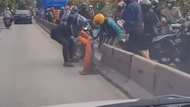 Barbar Banget! Pemotor Kompak Bongkar Separator Busway di Slipi Gegara Ogah Kena Macet