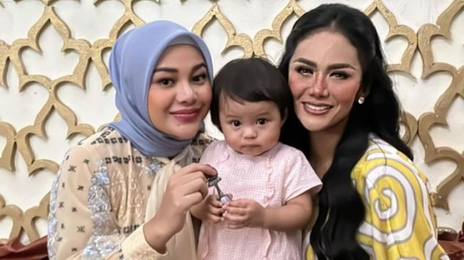 6 Potret Krisdayanti Mengadakan Acara Bukber, Tingkah Lucu Ameena Bikin Netizen Semakin Gemas