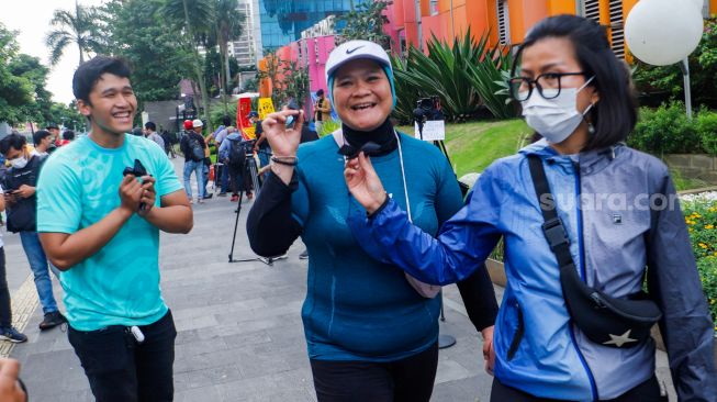 Sejumlah pecinta sepak bola mengadakan aksi di kawasan Jalan Jenderal Sudirman, Jakarta Pusat, Jumat (31/3/2023). [Suara.com/Alfian Winanto]
