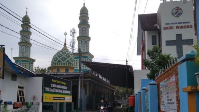 Bikin Adem! Masjid dan Gereja Berdiri Bersebelahan, Bukti Toleransi Ada di Kabupaten Pati