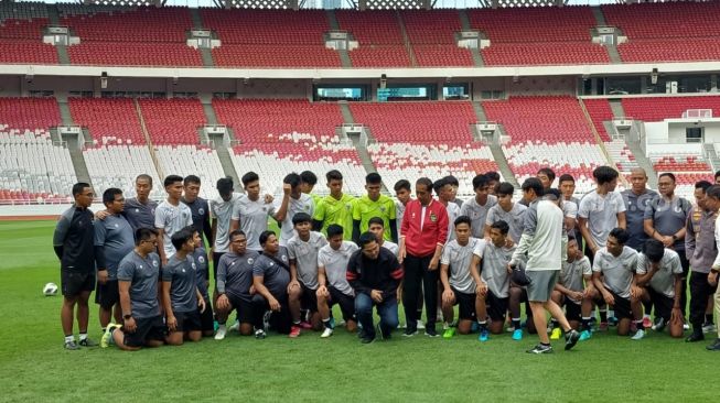 Presiden Joko Widodo atau Jokowi bersiap untuk berfoto bersama pemain Timnas Indonesia U-20 di Stadion GBK, Senayan, Jakarta, Sabtu (1/4/2023). (Suara.com/Bagaskara)