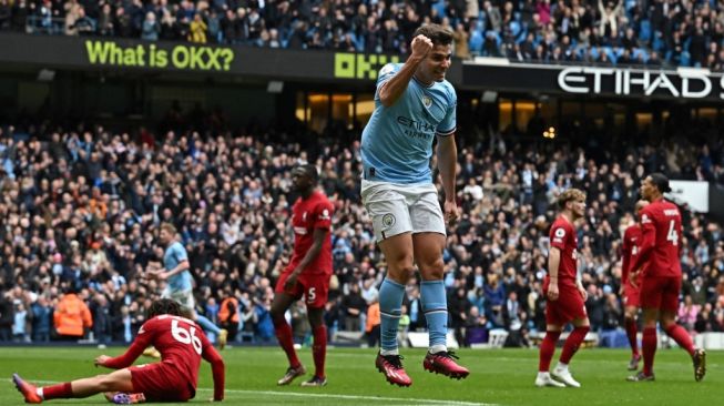 Pemain Manchester City Julian Alvarez rayakan gol ke gawang Liverpool dalam pertandingan Liga Premier yang digelar di Etihad Stadium, Sabtu (1/4/2023). [AFP]