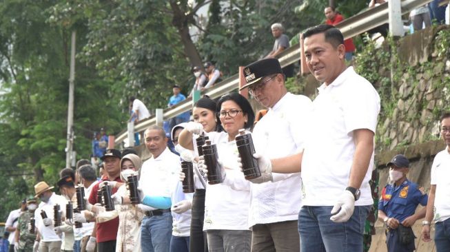 Pegadaian menggelar program Tanggung Jawab Sosial dan Lingkungan (TJSL) dengan kegiatan bersih-bersih anak sungai Ciliwung dengan tema “Cikini-Kenari Bersih dan Asri”, Jakarta Pusat pada Jumat (31/3/2023). (Dok: Pegadaian)