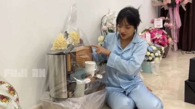  Momen Fuji Buka Kado untuk Rumah Baru (YouTube Fuji an)