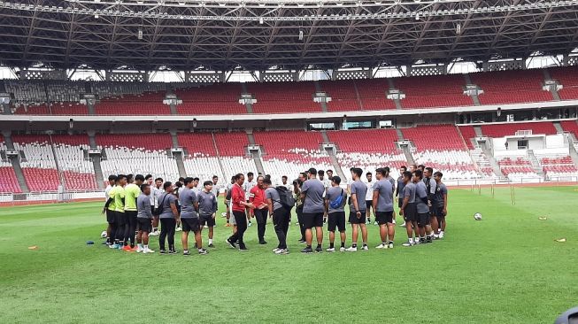 Presiden Joko Widodo saat mengunjungi latihan Timnas Indonesia U-20 di SUGBK, Jakarta, Sabtu (1/4/2023). (Suara.com/Adie Prasetyo Nugraha).