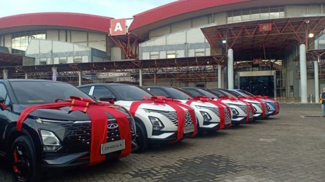 Penyerahan ratusan unit mobil Chery ke konsumen di Jakarta pada Sabtu (1/4/2023). [Antara]