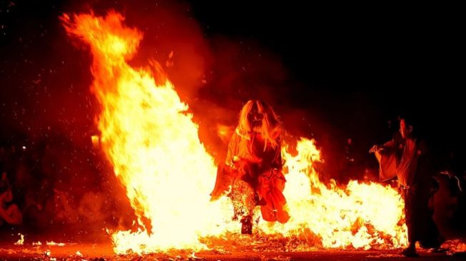 Peringatan Hari Berjalan di Atas Api, Berikut 3 Fakta Unik Atraksi Ini