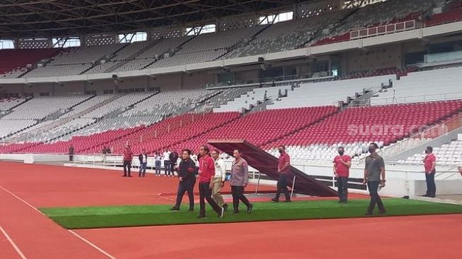 Presiden Joko Widodo atau Jokowi hendak menemui pemain Timnas Indonesia U-20 di Stadion GBK, Senayan, Jakarta, Sabtu (1/4/2023). (Suara.com/Bagaskara)