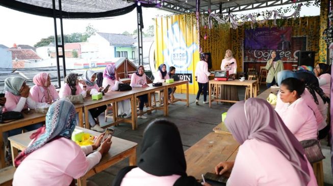 Buka Peluang Usaha, Perempuan Milenial di Banten Diajak Belajar Bikin Kue Nastar