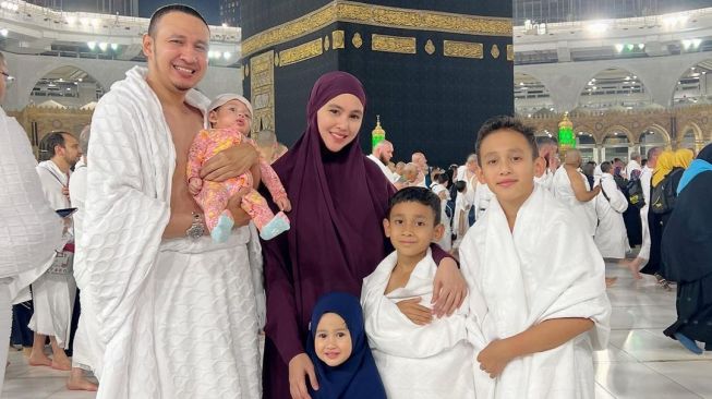 Kartika Putri bersama suami, Habib Usman bin Yahya dan ketiga anaknya saat menjalani ibadah umrah. [Instagram]