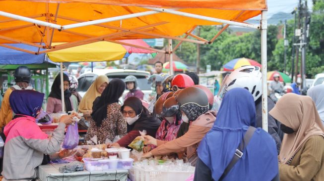 UMKM Sahabat Sandi Uno Berikan Modal Usaha Kuliner ke Emak-emak Banyumas di Bulan Ramadhan